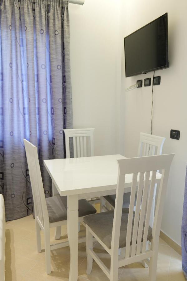 סרנדה Hotel Dior מראה חיצוני תמונה