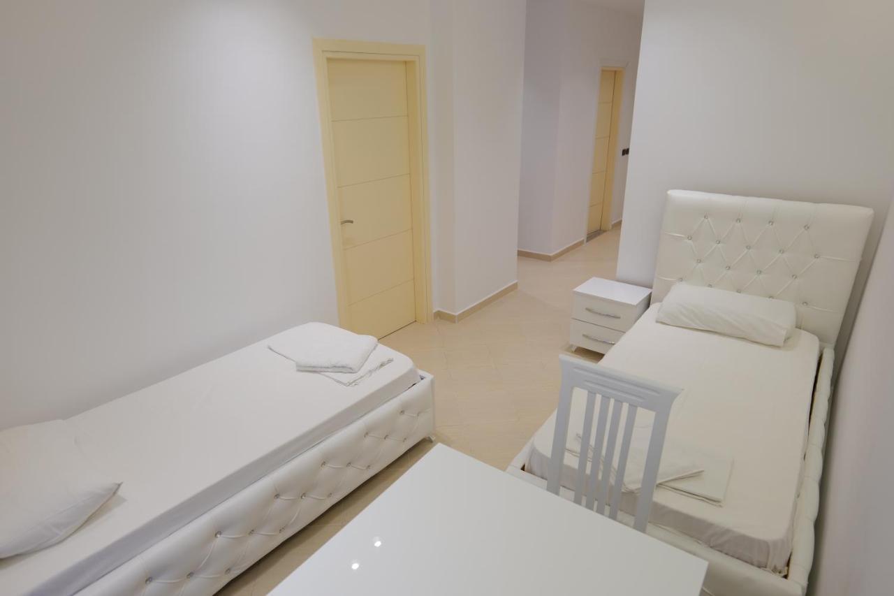 סרנדה Hotel Dior מראה חיצוני תמונה